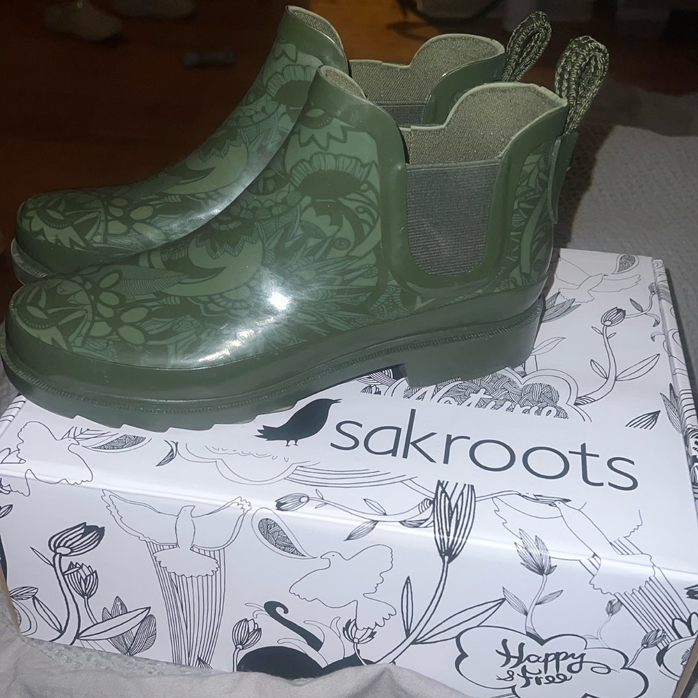 Army, green ankle rain boots, gently  worn very comfortable size 7